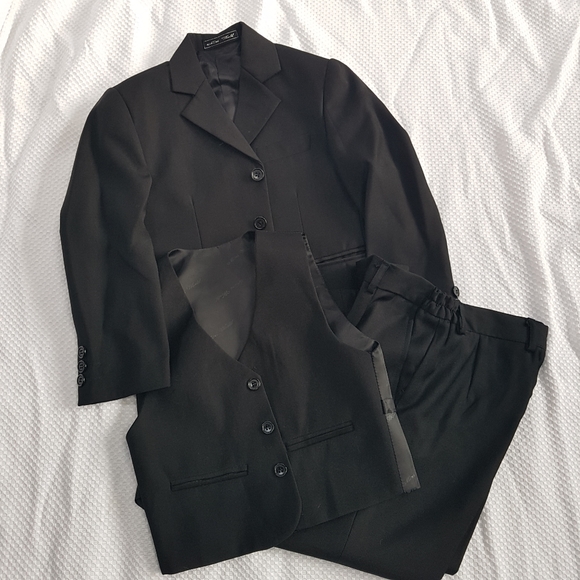 3 piece black suit -small/48 - worn once - Picture 1 of 7